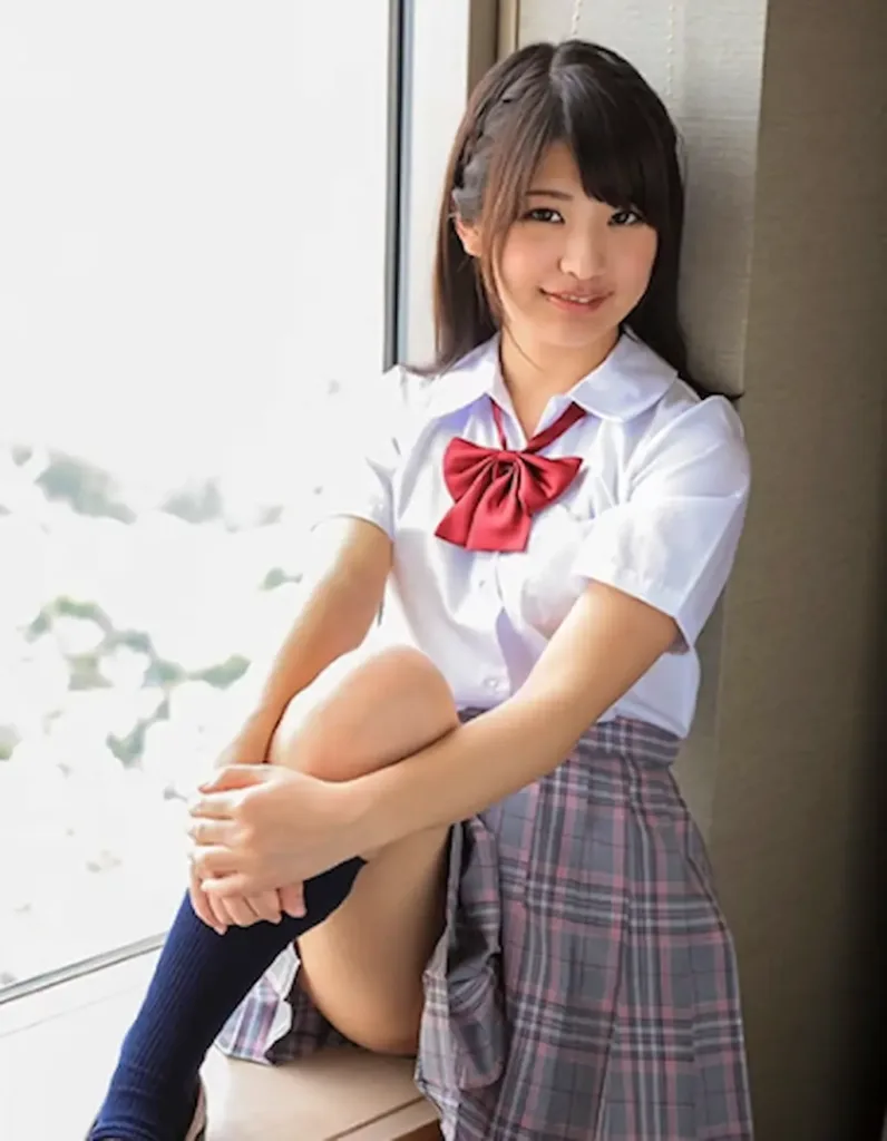 Attrice asiatica in uno scenario domestico su Erito 2025