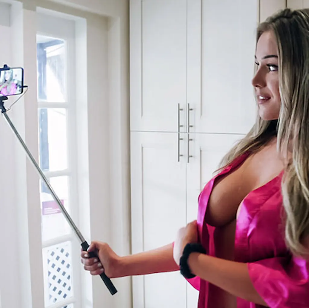 Video amatoriale girato in casa con ragazza in vestaglia rosa che si filma su True Amateurs 2025
