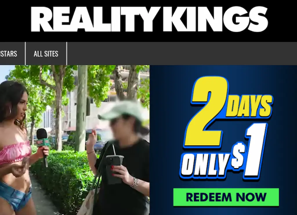 Intervista pubblica hot sulla spiaggia in stile Reality Kings 2025