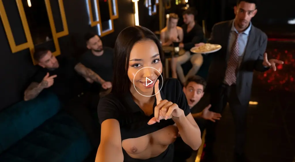 Lia Lin cameriera sexy che flirta con Jimmy Bud durante il turno di lavoro in una scena di RK Prime, serie hot Reality Kings