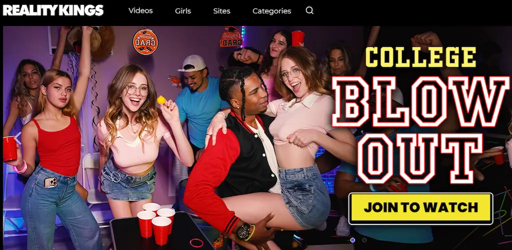Studenti e ragazze sexy si divertono a un party universitario nella serie College Blowout di Reality Kings
