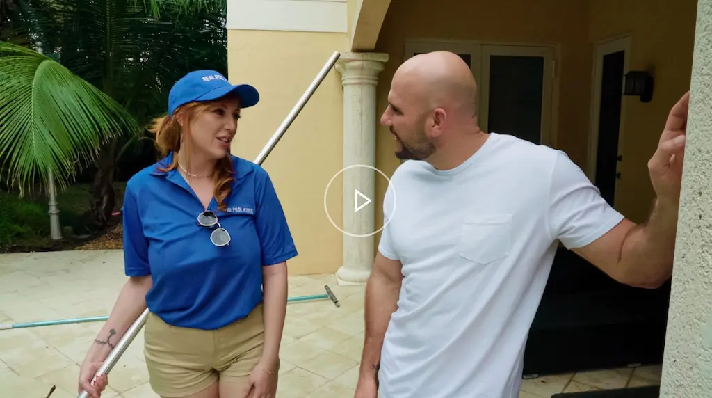 Lauren Phillips pool girl con JMac in Lil Humpers 2025, serie Reality Kings tra lavoro e seduzione.