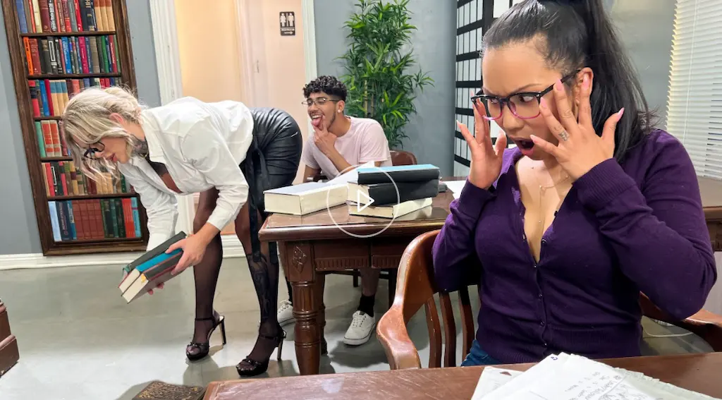 Scena hot di Lil Humpers 2025 con Christina Savoy nei panni di una bibliotecaria provocante e Diego Perez, giovane studente inesperto che non resiste alle sue curve.