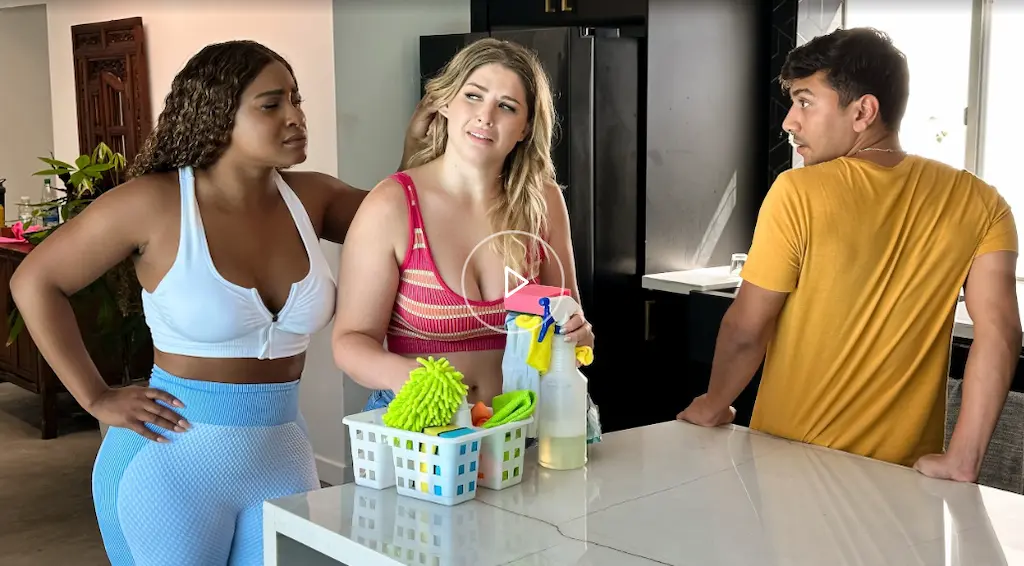 Riley Reign e Ny Ny Lew con Max Fills in Mommy Got Boobs 2025, threesome in doccia tra milf e college girls su Reality Kings.