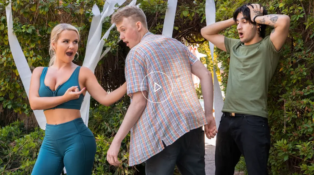 Mommy Got Boobs 2025 mostra SlimThick Vic, una bionda MILF audace, insieme a Jimmy Michaels ed Elias Cash in una scena divertente e provocante tipica della serie Reality Kings.