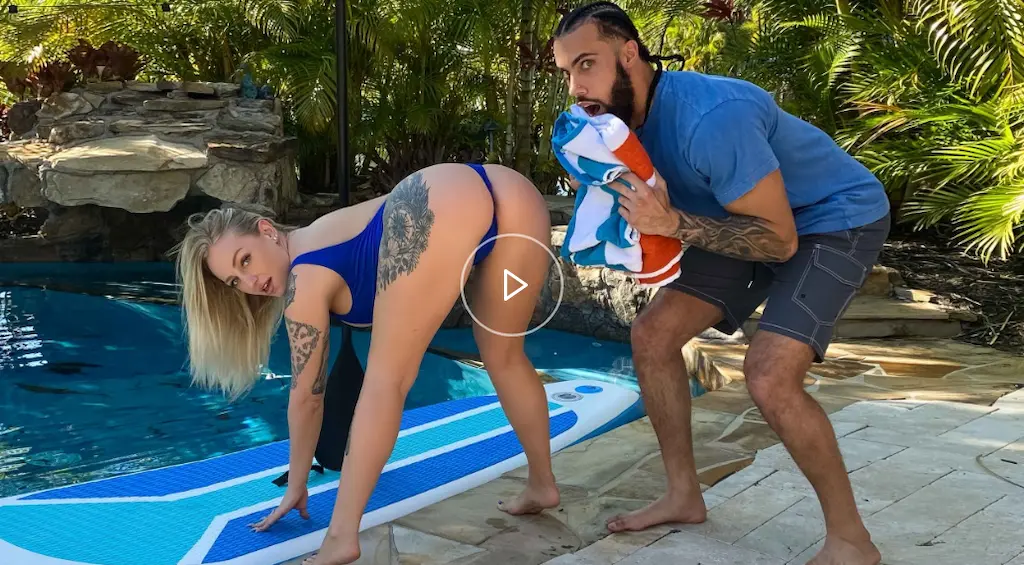 Scena di Mommy Got Boobs 2025 – Scena con Elana Bunnz e James a bordo piscina molto piccante e con una MILF esplosiva