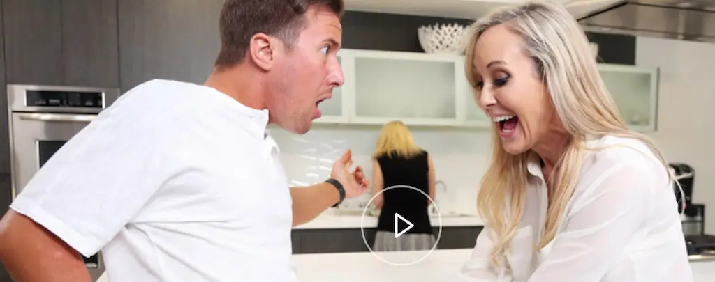 Brandi Love protagonista di una scena in cucina in Sweet Sinners 2025, parte dei contenuti esclusivi Sweet Sinners.
