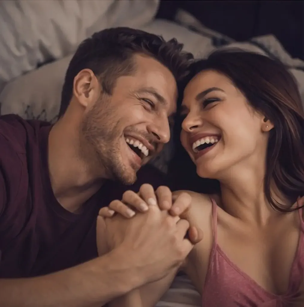 Due partner che si guardano con complicità simbolo del controllo remoto a distanza dei dispositivi Lovense 2026